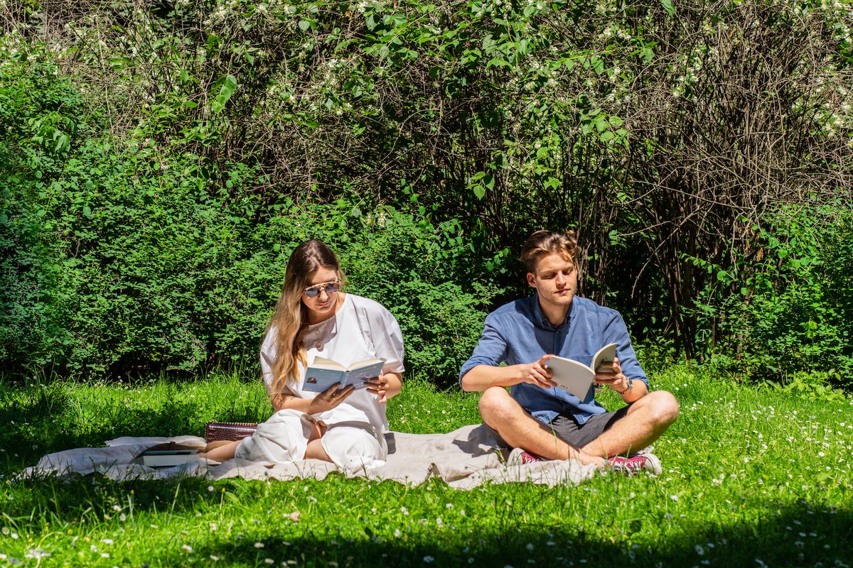 kulturalnawawa's tweet image. Dzień dobry☀️
Na wakacyjny relaks (na przykład na trawie) polecamy dobre #książki💚
A dobre książki są w warszawskich bibliotekach🥰

Gdzie jest najbliższa #biblioteka? 
To możecie sprawdzić tutaj👉bit.ly/MapaBibliotek