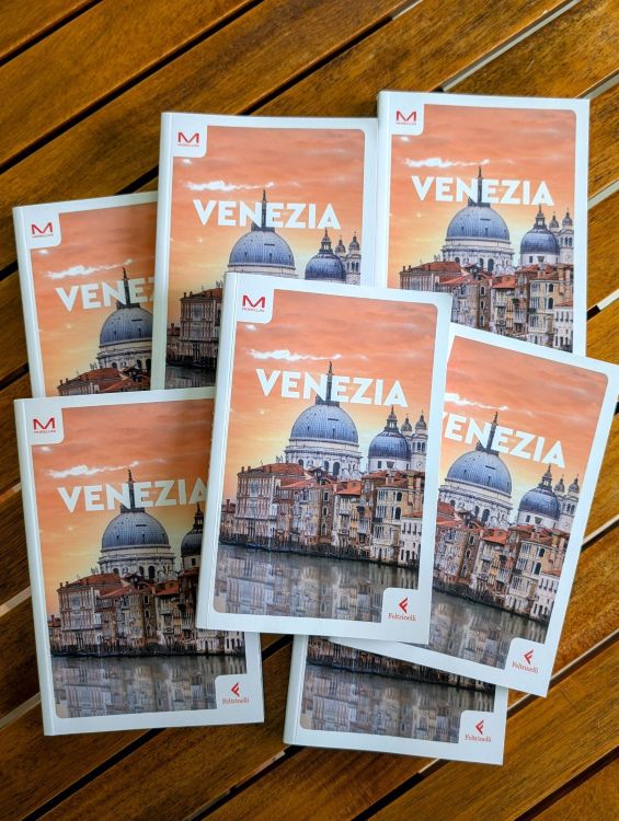 In ihrem #Reiseführer „#Venezia“ erzählt die Autorin Nicoletta De Rossi, wie die Lagunenstadt Reisende immer wieder aufs Neue begeistern kann. 👉sonoitalia.de/venezia/@venez… <a href="/TurismoVeneto/">Visit Veneto</a> <a href="/CiaoNico/">Nicoletta De Rossi</a> <a href="/comunevenezia/">Comune di Venezia</a> <a href="/SerenissimaVe/">VeneziaSerenissima</a>