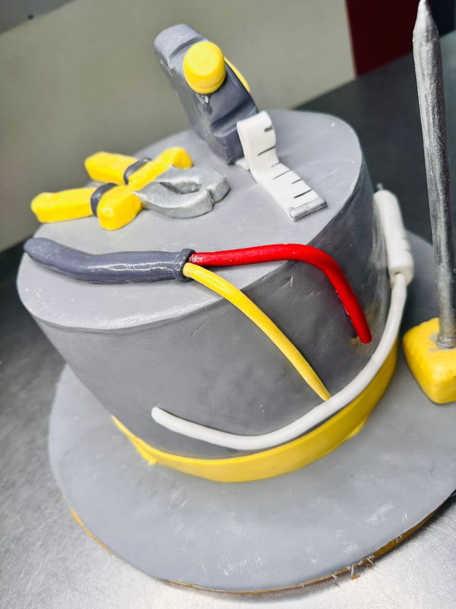 StydaC's tweet photo. Welcome to a new week ! Our engineering-theme cake says it all for the first working day of the week! So let’s get started. Go smash your goals!!! #warri #stydaculinaryacademy #bakingschoolinwarri #deltachefschool #warrichefschool #cakeschool #cakesinwarri #engineercake https://t.co/cm3foIV9hK
