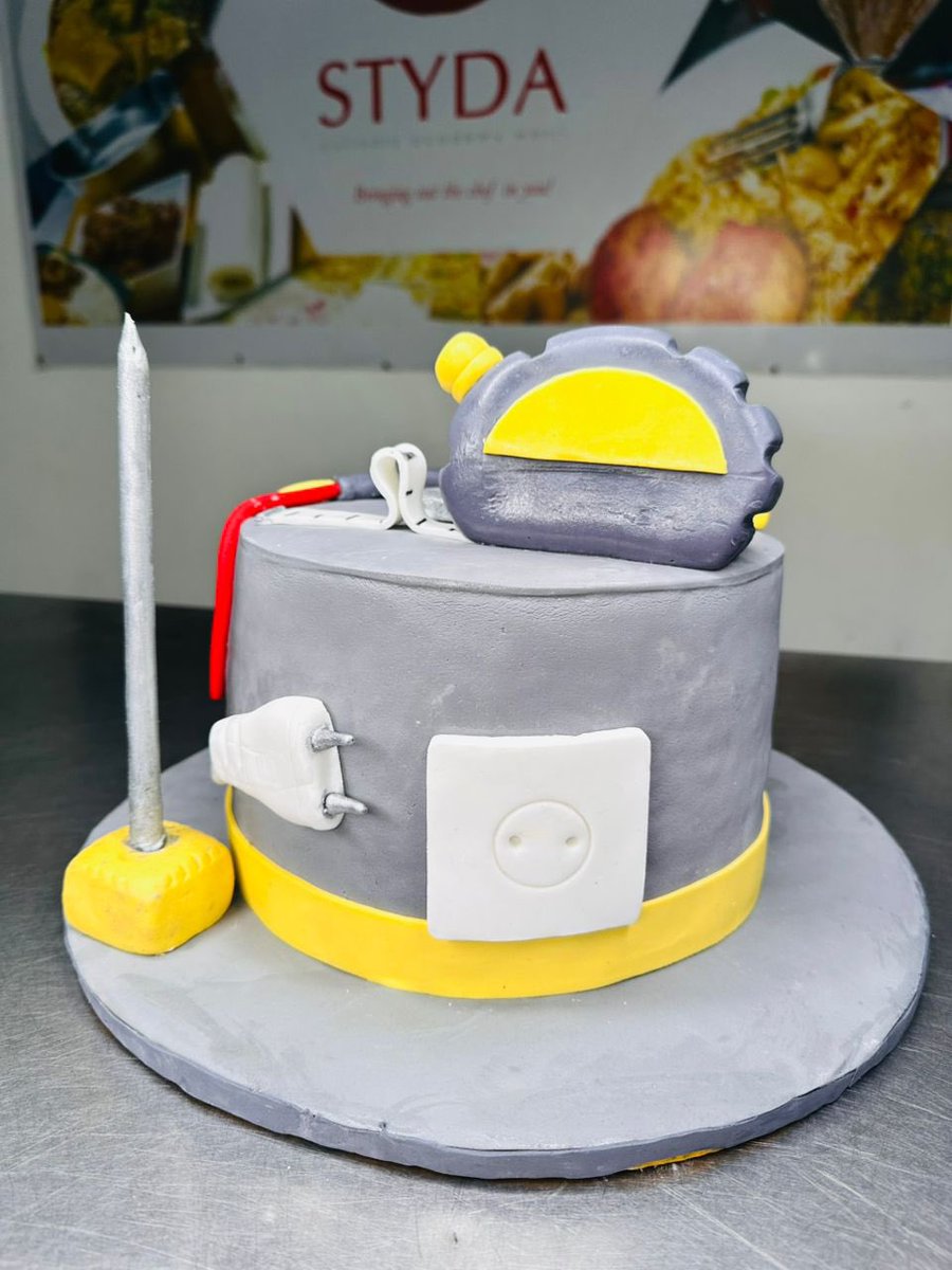 StydaC's tweet photo. Welcome to a new week ! Our engineering-theme cake says it all for the first working day of the week! So let’s get started. Go smash your goals!!! #warri #stydaculinaryacademy #bakingschoolinwarri #deltachefschool #warrichefschool #cakeschool #cakesinwarri #engineercake https://t.co/cm3foIV9hK