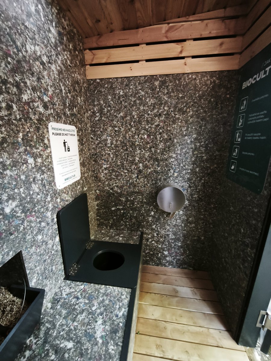 UdalostiOstrava's tweet photo. Nové kompostovací veřejné záchody poblíž sochy Radegasta na Pustevnách v Beskydech začaly nově sloužit turistům. Stály 1,15 milionu korun, a financovány byly z Fondu Pustevny, který před pěti lety zřídily Moravskoslezský a Zlínský kraj s obcemi Trojanovice a Prostřední Bečva. https://t.co/rxIZKofh00