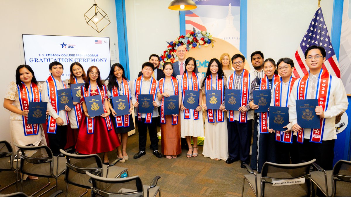 USEmbassyPH's tweet image. 👏 Hats off to the newest grads of the U.S. Embassy #CollegePrepProgramPH. Your hard work, persistence, and grit got you here—and @EducationUSA_PH wishes you the best of success as you pursue higher education. 🎓🌍 #EducationUSA #StudyWithUS #PartnersInProsperity @Fulbright_PH