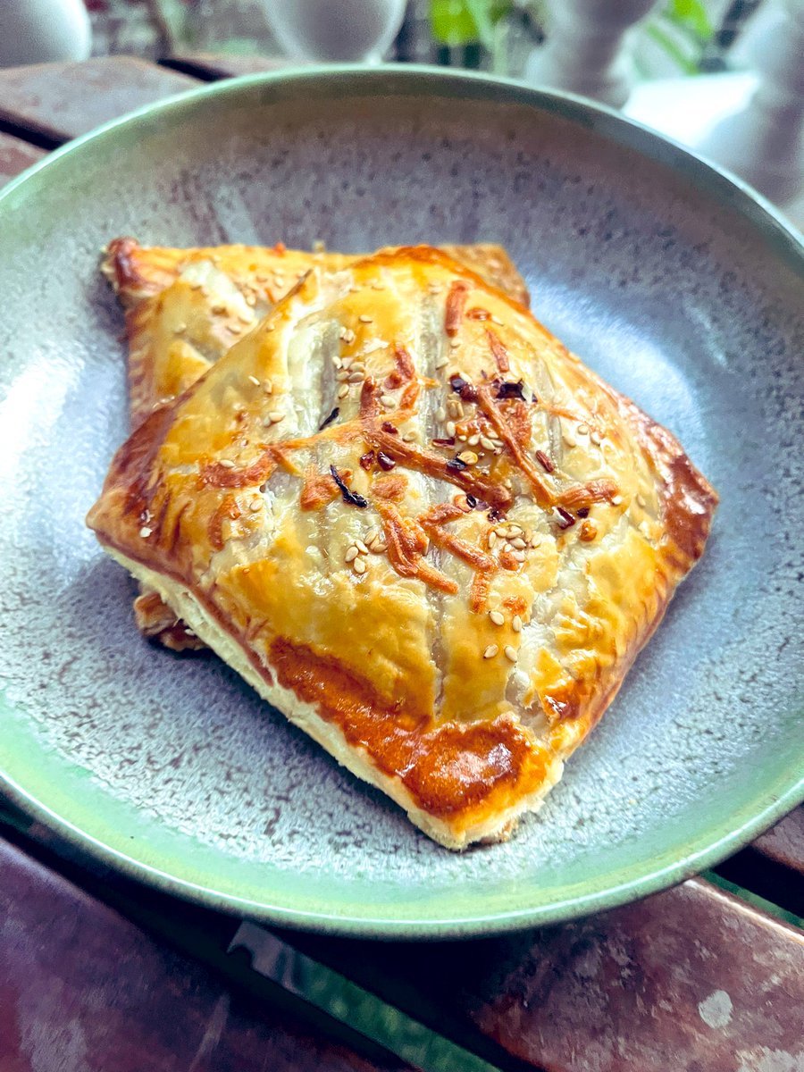 pampereira9's tweet image. Chicken spinach cheese Pie 
or 
Whole wheat greek yogurt Banana bread 

#justbake #myfoodstories #timepass #latepost #teatime