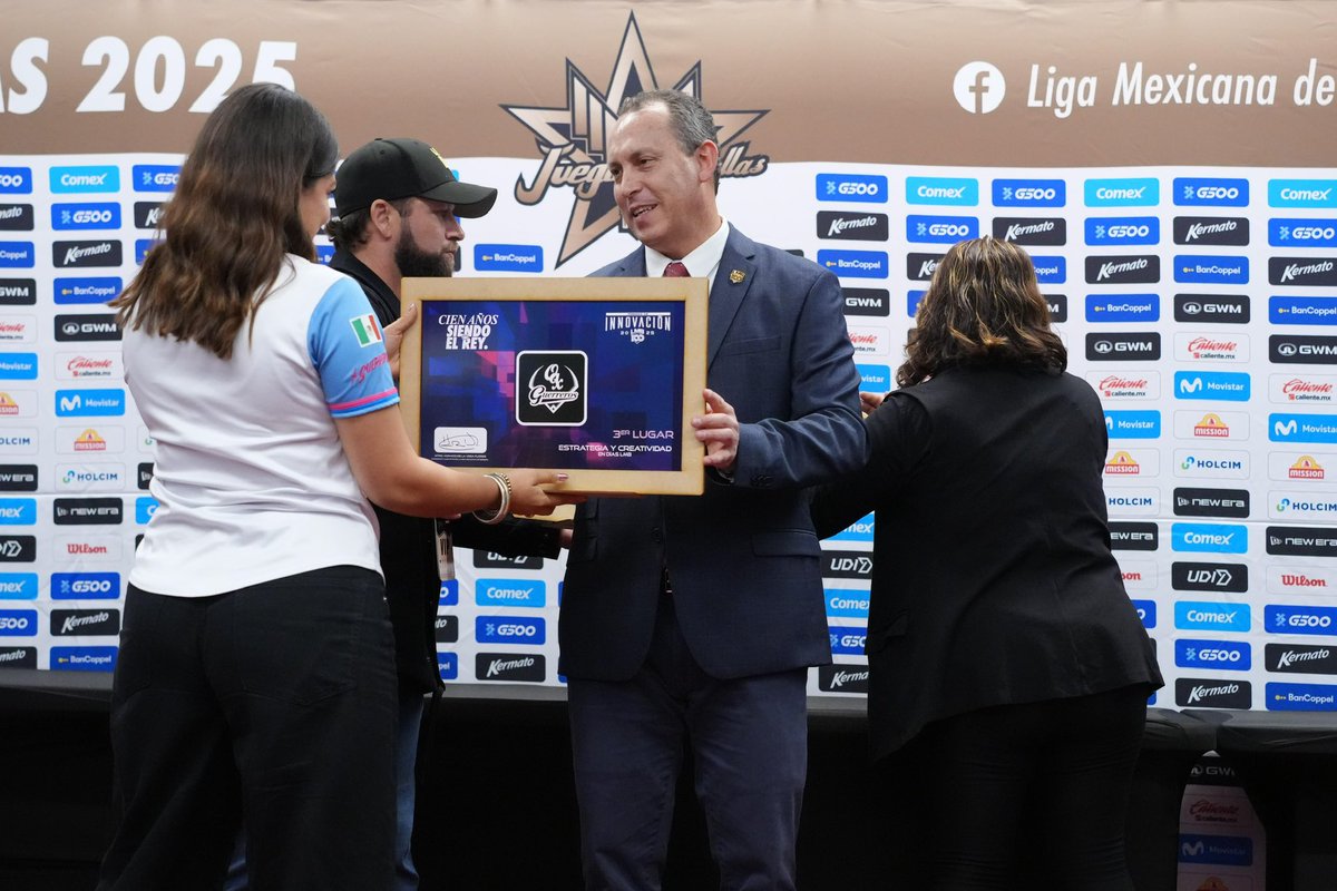 GuerrerosOax's tweet photo. 🗣️¡Tropa tenemos el honor de comunicarles que nos quedamos con el tercer lugar en los Premios de Innovación! 🥉

Esto es gracias a ustedes y a todo nuestro equipo a cargo🤜🏼🤛🏼

⚔️Esto apenas comienza, recuerdes que TODOS SOMOS GUERREROS⭐️

#LaGuerraComienza #SomosGuerreros #Premios2025 #JuegoDeEstrellas