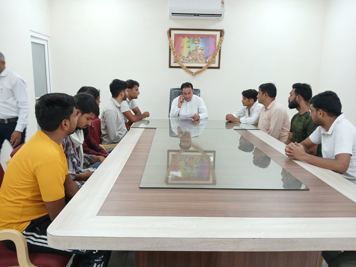 JogarampatelMLA's tweet photo. आज जयपुर स्थित राजकीय आवास पर जनसुनवाई के दौरान पशु परिचर भर्ती के अभ्यर्थियों से भेंट हुई।

अभ्यर्थियों ने माननीय न्यायालय में विचाराधीन इस भर्ती प्रक्रिया से संबंधित कानूनी अड़चनों के शीघ्र निस्तारण एवं नियुक्तियों में तेजी लाने हेतु अपने सुझाव व आग्रह प्रस्तुत किए।

राज्य सरकार इस विषय में गंभीर है और माननीय न्यायालय में प्रभावी पैरवी सुनिश्चित कर पात्र अभ्यर्थियों को शीघ्र नियुक्ति दिलाने के लिए संकल्पबद्ध है।

#आपणो_अग्रणी_राजस्थान

@BJP4Rajasthan @BJP4India @RajGovOfficial @RajCMO @BhajanlalBjp @madanrrathore @DrPremBairwa @KumariDiya @gssjodhpur @DIPRRajasthan