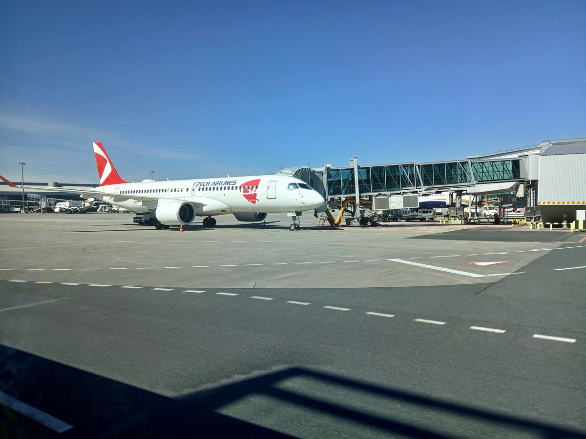 Smartwings (<a href="/SmartwingsGroup/">Smartwings</a>) (ČSA livery) A220 na pražském letišti