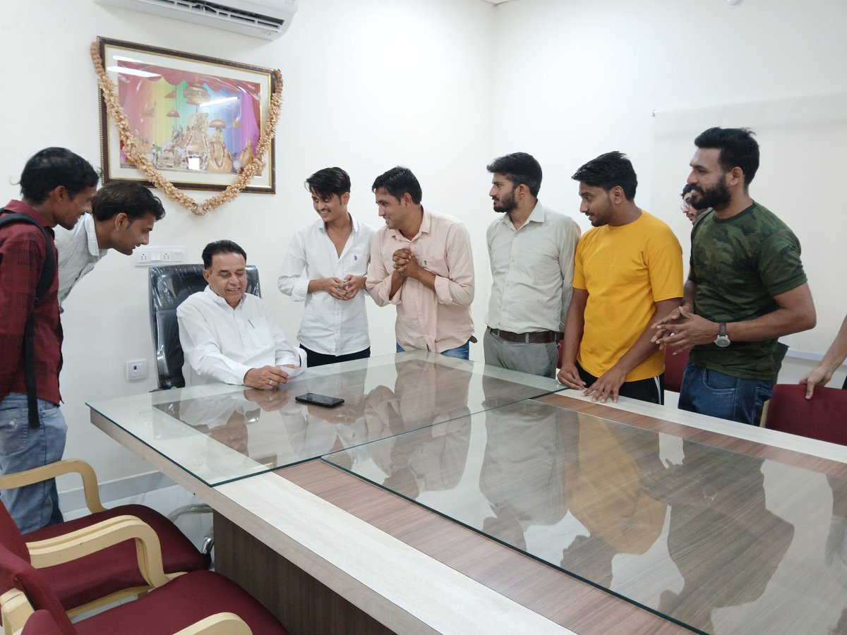 आज जयपुर स्थित राजकीय आवास पर जनसुनवाई के दौरान पशु परिचर भर्ती के अभ्यर्थियों से भेंट हुई।

अभ्यर्थियों ने माननीय न्यायालय में विचाराधीन इस भर्ती प्रक्रिया से संबंधित कानूनी अड़चनों के शीघ्र निस्तारण एवं नियुक्तियों में तेजी लाने हेतु अपने सुझाव व आग्रह प्रस्तुत किए।

राज्य