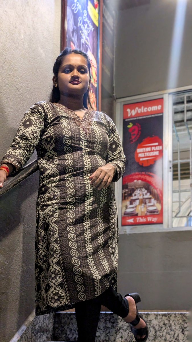 payel002saha's tweet photo. 🌝👀
#Briyaniplaza
#chakdaha
#SelfLove https://t.co/GzSA2wF1CL