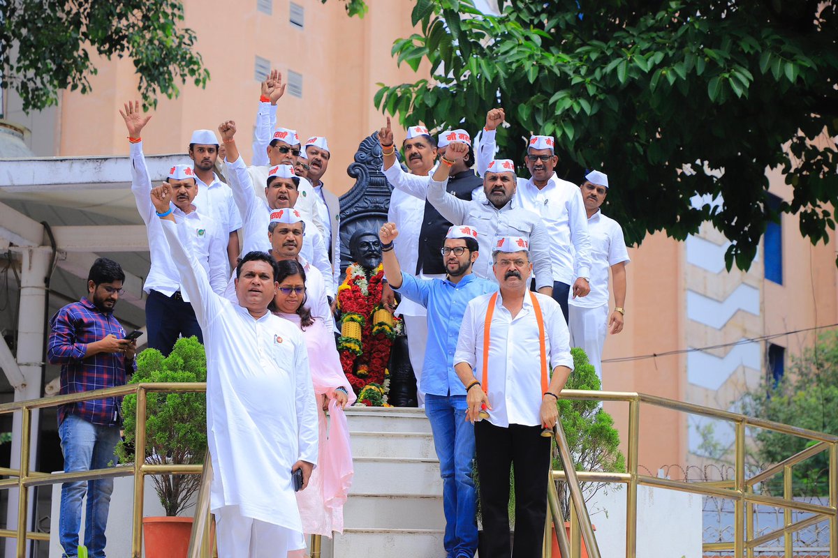 ShivSena - рд╢рд┐рд╡рд╕реЗрдирд╛ Uddhav Balasaheb Thackeray (@shivsenaubt_) on Twitter photo рдЬрдп рднрд╡рд╛рдиреА.. рдЬрдп рд╢рд┐рд╡рд╛рдЬреА!
рд╡рд┐рдзрд┐рдордВрдбрд│рд╛рдЪреНрдпрд╛ рдкрд╛рд╡рд╕рд╛рд│реА рдЕрдзрд┐рд╡реЗрд╢рдирд╛рдЪреНрдпрд╛ рдкрд╣рд┐рд▓реНрдпрд╛ рджрд┐рд╡рд╢реА рд╡рд┐рдзрд╛рдирднрд╡рдирд╛рдд рдорд╣рд╛рд╡рд┐рдХрд╛рд╕ рдЖрдШрд╛рдбреАрдЪреНрдпрд╛ рдЖрдорджрд╛рд░рд╛рдВрдиреА рдЖрдЬ рдЫрддреНрд░рдкрддреА рд╢рд┐рд╡рд╛рдЬреА рдорд╣рд╛рд░рд╛рдЬрд╛рдВрдирд╛ рдЕрднрд┐рд╡рд╛рджрди рдХреЗрд▓реЗ. рдЬрдп рднрд╡рд╛рдиреА.. рдЬрдп рд╢рд┐рд╡рд╛рдЬреА!
рд╡рд┐рдзрд┐рдордВрдбрд│рд╛рдЪреНрдпрд╛ рдкрд╛рд╡рд╕рд╛рд│реА рдЕрдзрд┐рд╡реЗрд╢рдирд╛рдЪреНрдпрд╛ рдкрд╣рд┐рд▓реНрдпрд╛ рджрд┐рд╡рд╢реА рд╡рд┐рдзрд╛рдирднрд╡рдирд╛рдд рдорд╣рд╛рд╡рд┐рдХрд╛рд╕ рдЖрдШрд╛рдбреАрдЪреНрдпрд╛ рдЖрдорджрд╛рд░рд╛рдВрдиреА рдЖрдЬ рдЫрддреНрд░рдкрддреА рд╢рд┐рд╡рд╛рдЬреА рдорд╣рд╛рд░рд╛рдЬрд╛рдВрдирд╛ рдЕрднрд┐рд╡рд╛рджрди рдХреЗрд▓реЗ.