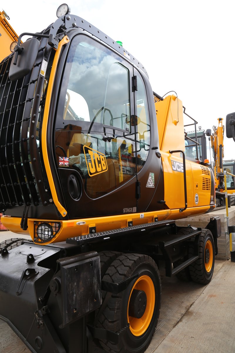 Watling_JCB's tweet image. The JCB JS20MH is built for serious rehandling 🦾

✅ 129kW engine
✅ 5.4m reach
✅ High-rise cab for visibility
✅ Ideal for waste &amp;amp; scrap

👉 watling-jcb.com/product/js20mh/

#JCBJS20MH #MaterialHandler #WatlingJCB #WasteHandling #JCBPower