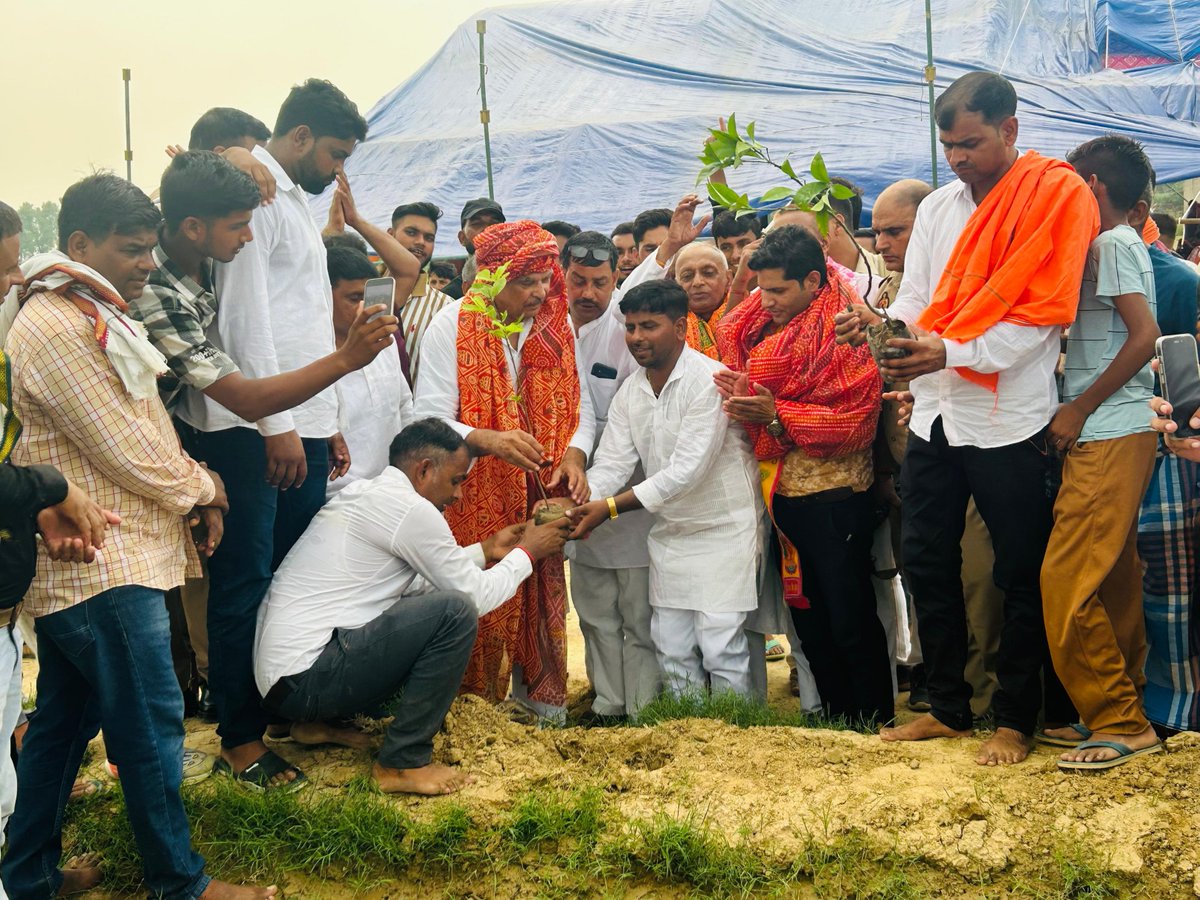 आगरा में आयोजित भागवत कथा में सम्मिलित होने का वृक्षारोपण किया और मीडिया से बात की