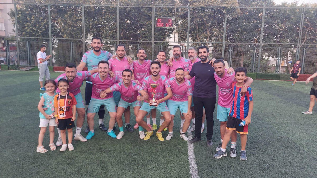 izmirataturkeah's tweet photo. Hastane yönetimimiz tarafından çalışanlarımıza moral ve motivasyon amaçlı düzenlenen Futbol Turnuvası sona ermiştir. Turnuvada Greencity takımı birinci olmuştur. Turnuvaya katılım gösteren tüm çalışanlarımıza teşekkür ederiz. Dereceler: 1. Greencity 2. Profogol 3. ⁠Last dance https://t.co/LT5mGPmkEy
