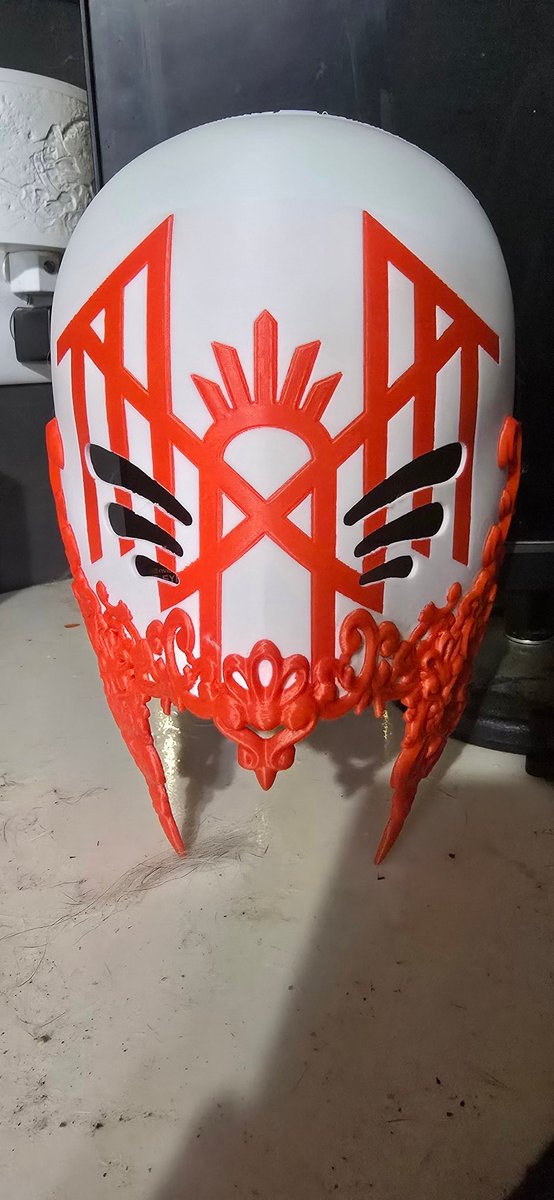 ItsMrLoud307's tweet photo. Huge 33 hour mask print! Turned out pretty good for my 1st full sized mask. https://t.co/RMoczEwezB