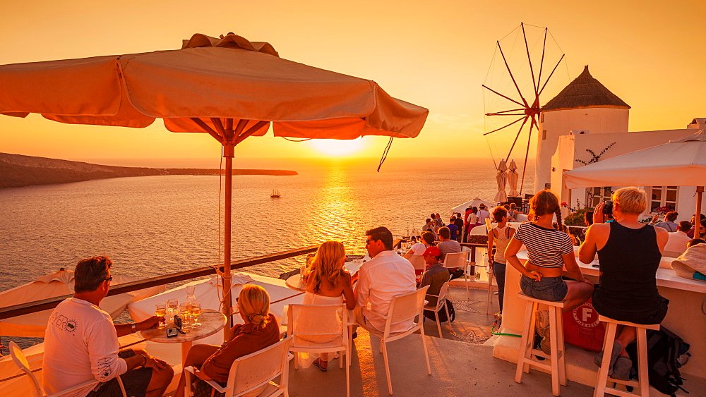 Golden light, whitewashed walls, and sky painted in tangerine 🍊🌅
Discover the magic of Santorini’s sunsets in our latest gallery:
 Tangerine Sunsets, Santorini
👉 robertharding.com/gallery/tanger…
#TravelPhotography #Santorini #SunsetMagic #StockPhotos