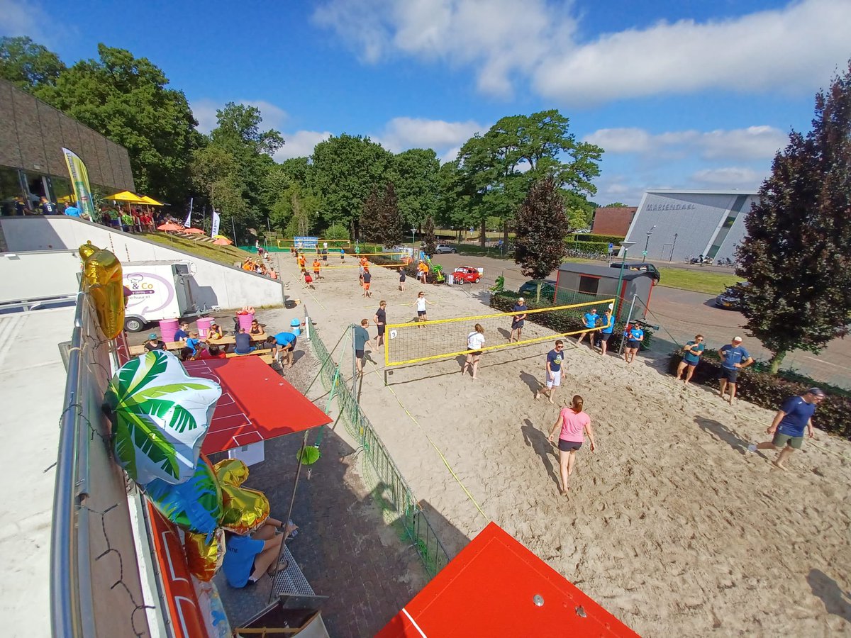 beachvolleyrooi's tweet photo. Het 10e VVROOI Beachvolleybaltoernooi was weer helemaal TOP. Tevreden teams - sportcafe de Streepen - publiek. Dat is waar de organisatie het voor gedaan heeft 👌🏻🏐🏖️ https://t.co/NIGBTq673g
