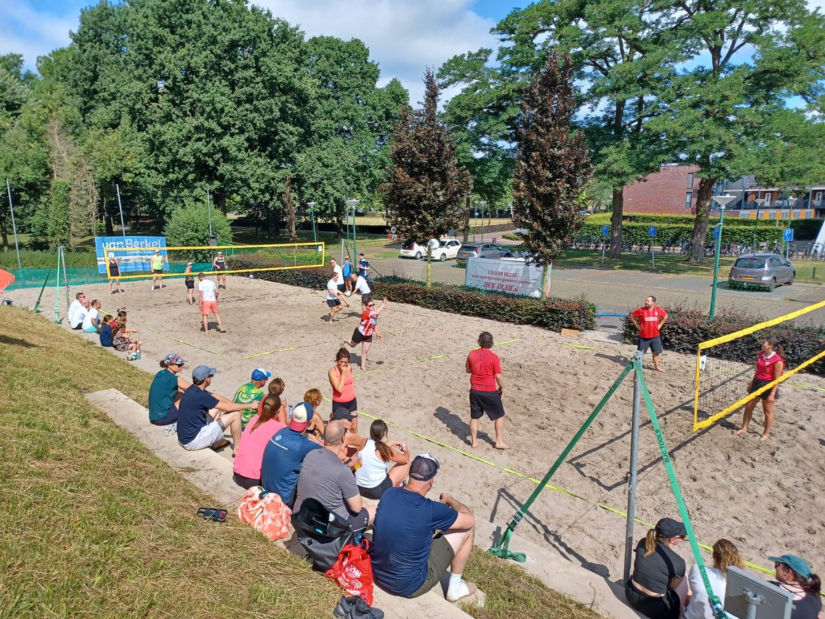 beachvolleyrooi's tweet photo. Het 10e VVROOI Beachvolleybaltoernooi was weer helemaal TOP. Tevreden teams - sportcafe de Streepen - publiek. Dat is waar de organisatie het voor gedaan heeft 👌🏻🏐🏖️ https://t.co/NIGBTq673g
