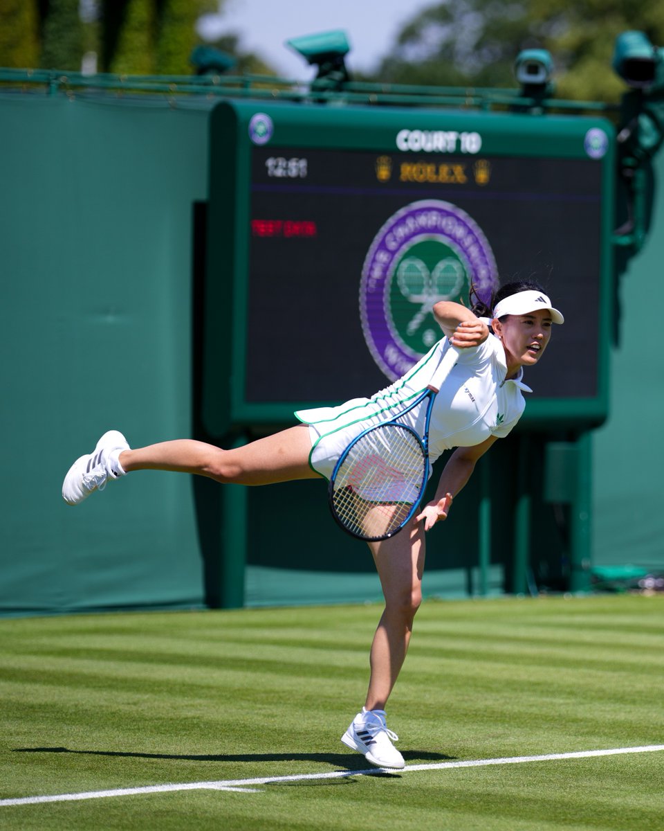 wilsontennisjp's tweet image. いよいよグラスコートのグランドスラムが開幕。
現地から加藤未唯 @miyukato1121 の練習風景の写真が届きました。

日本のウイルソンチームからは加藤未唯、青山修子がそれぞれ女子ダブルスで出場します。

#Wilsontennis
#ウイルソンテニス