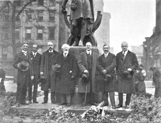 LRonLacy's tweet photo. Van Vechten &amp; Demuth also frequented the 5th-Ave salons of heiress #MabelDodge, married to architect #EdwinSDodge, a member of the artistic &amp; literary club, The Players, the man to the right at the unveiling of the statue of the club's leader, actor #EdwinBooth in #GrammercyPark. https://t.co/g0tzzizAS0