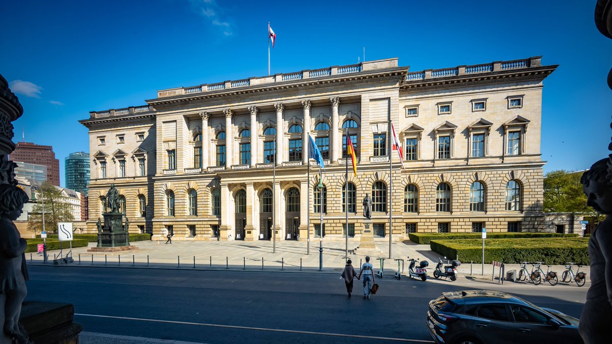 Am Donnerstag lädt Parlamentspräsidentin Cornelia Seibeld (CDU) obdachlose Menschen zu einem „Dialogformat“ vors Berliner Abgeordnetenhaus. Warum soll das Gespräch bei Temperaturen bis zu 30 Grad nicht im Gebäude stattfinden? 
checkpoint.tagesspiegel.de/telegramm/7aol…