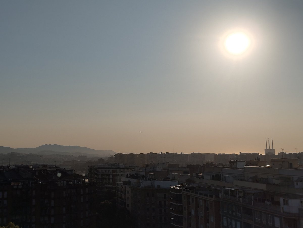 Primera nit amb mínima tòrrida a #SantAndreu no ha baixat dels  25.1°C 🥵🥵🥵

Màxima d'ahir 33.2°C
A la primera foto s'observa bé la contaminació del port
1014hPa i 52%hr 🌞🌞🌞