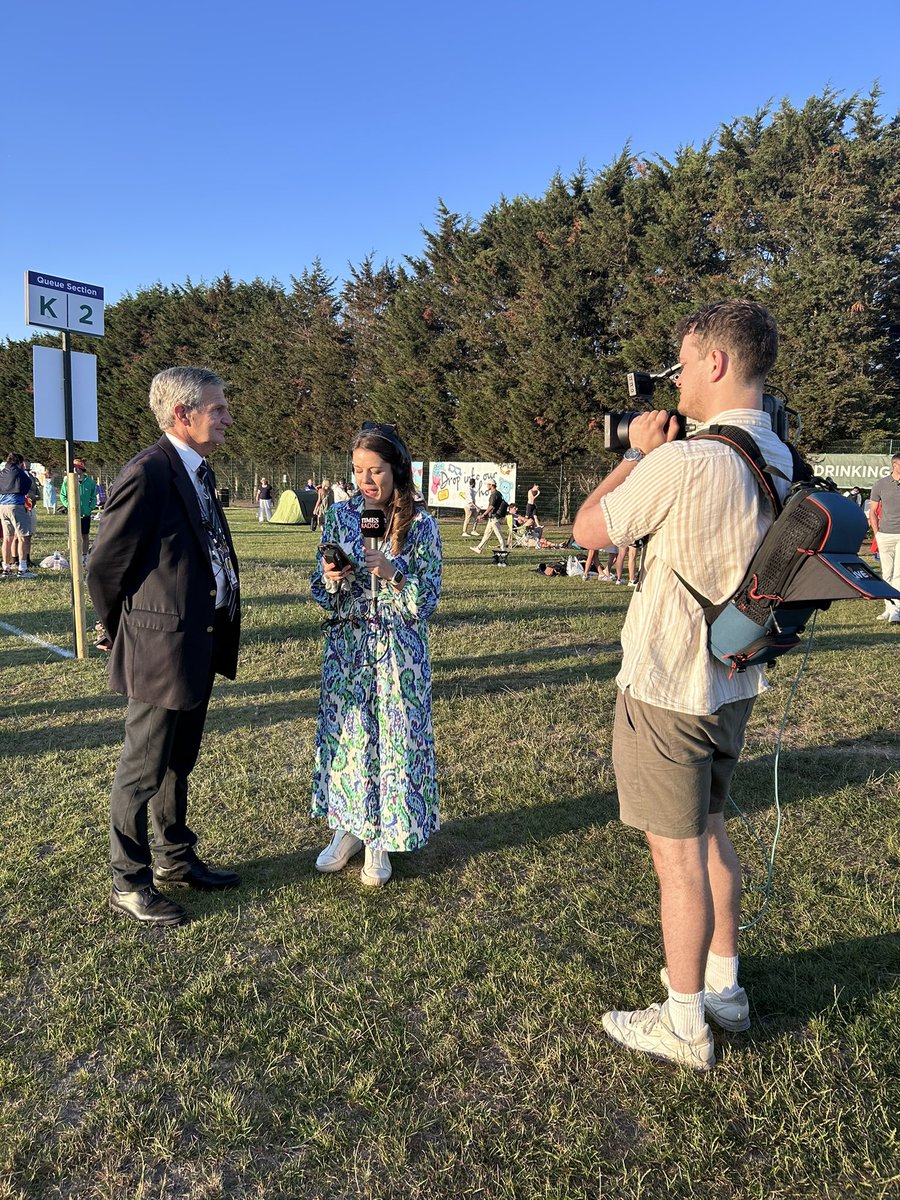 mullarkeyrob's tweet image. Looking ahead to the opening day at #Wimbledon2025 with @rosiewright99 for @TimesRadio, live from the #queue. Talking automated line calls, prize money, heat rules, and telling those near the front of the queue why they should make a dash for Court 2 🎾🍓🌱