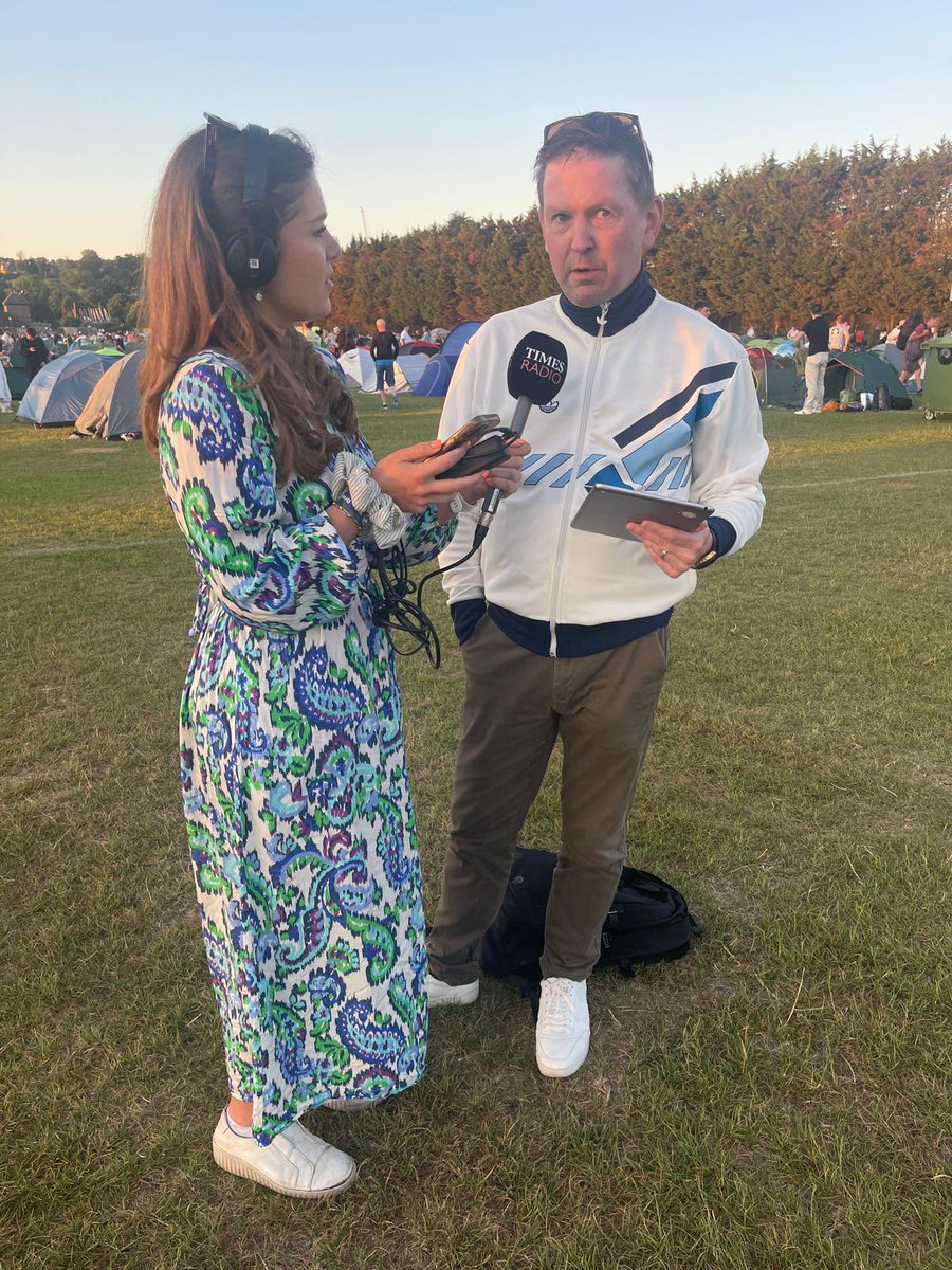 mullarkeyrob's tweet image. Looking ahead to the opening day at #Wimbledon2025 with @rosiewright99 for @TimesRadio, live from the #queue. Talking automated line calls, prize money, heat rules, and telling those near the front of the queue why they should make a dash for Court 2 🎾🍓🌱