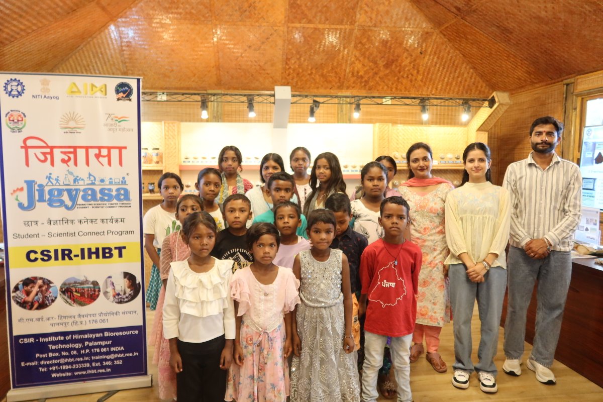 CSIR_IHBT's tweet image. Under the @CSIR_IND  Jigyasa programme, 25 students from classes 2nd to 12th, accompanied by one teacher, visited the Institute through a local NGO “I Light Global” on 27.06.2025. #scienceforeveryone #socialwelfare  @DrNKalaiselvi @DrSudeshKumarY1
