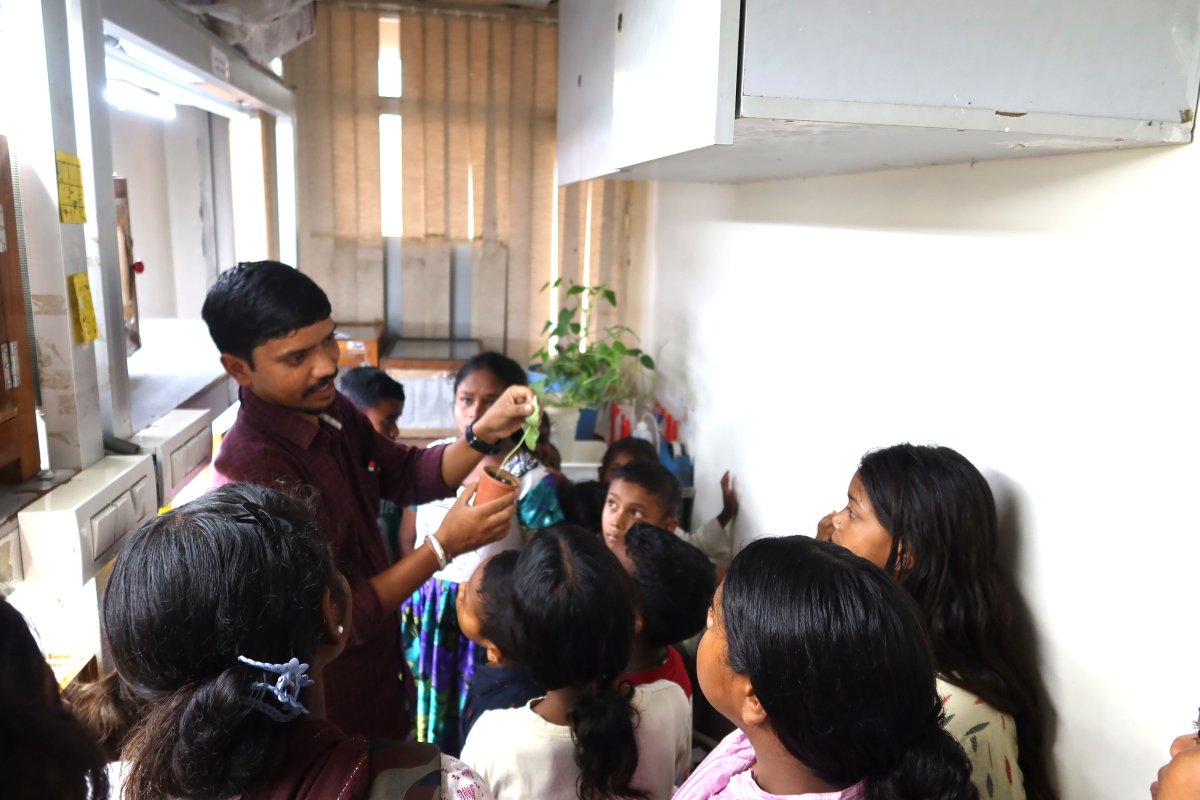 CSIR_IHBT's tweet image. Under the @CSIR_IND  Jigyasa programme, 25 students from classes 2nd to 12th, accompanied by one teacher, visited the Institute through a local NGO “I Light Global” on 27.06.2025. #scienceforeveryone #socialwelfare  @DrNKalaiselvi @DrSudeshKumarY1