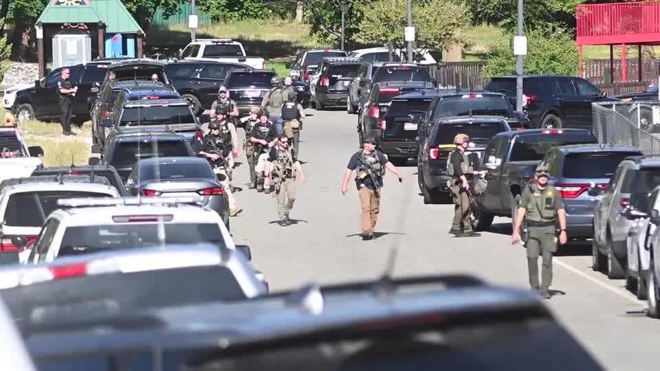 SGNews123's tweet image. Heavy security presence at the scene following the tragic shooting in Idaho that claimed the lives of two firefighters. Authorities are managing the situation as the community mourns.
#IdahoShooting #FirefightersKilled #SecurityResponse #CommunityInMourning #StaySafe