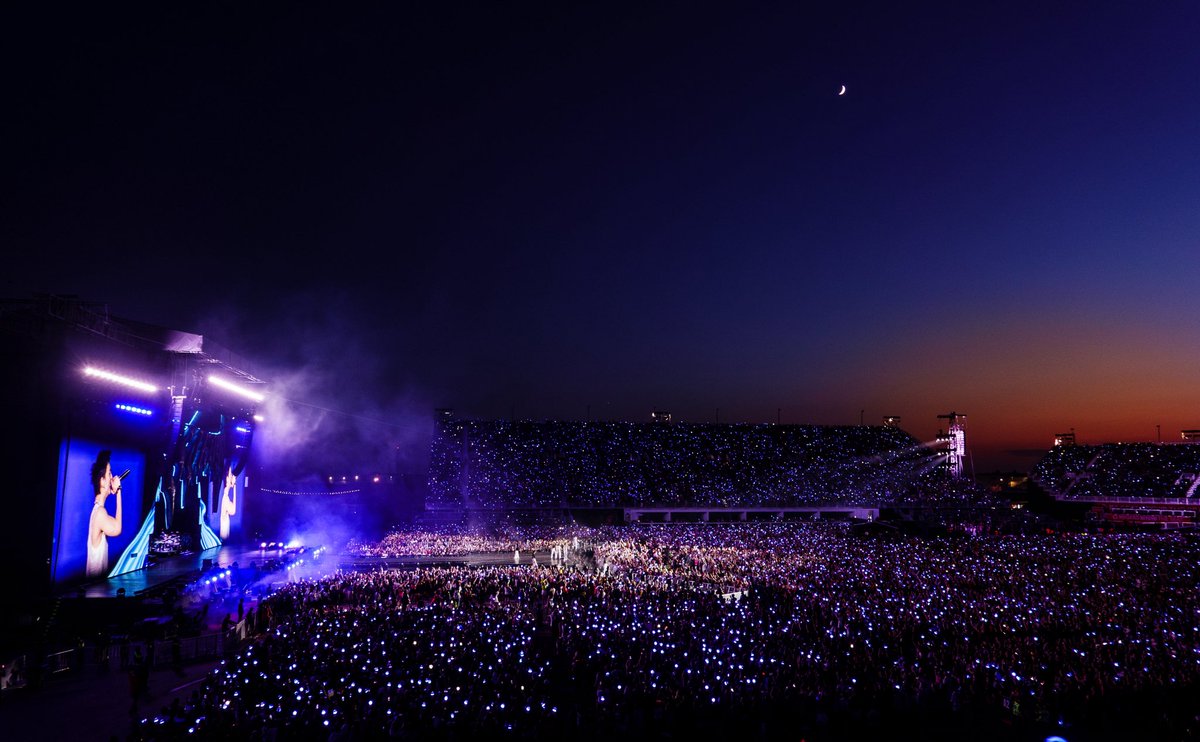 halesyyz's tweet image. Congrats Stray Kids on being the first artist to ever perform at the new Rogers Stadium in Toronto.
Stray Kids DominATE Toronto at Rogers Stadium
#dominATE_TORONTO
#dominATE_NORTHAMERICA
#straykids #rogersstadium
Cr @halesyyz