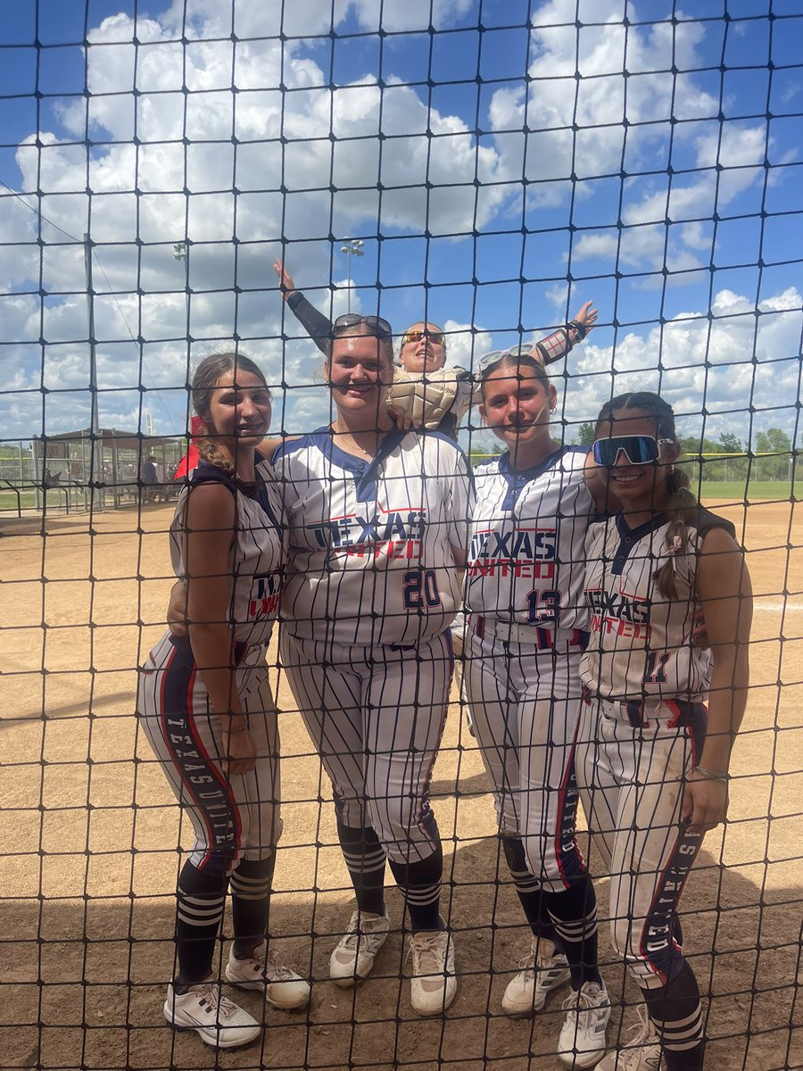 HartmanKar31181's tweet photo. 1st place!! So proud to be on this team! We work as a team, we play as a team, we win as a team!! @TexasUnitedFP @VRHS_softball @TXStateSoftball @NCSA_Softball @IlliniSB @SBRRetweets https://t.co/KXaXpDMQNU