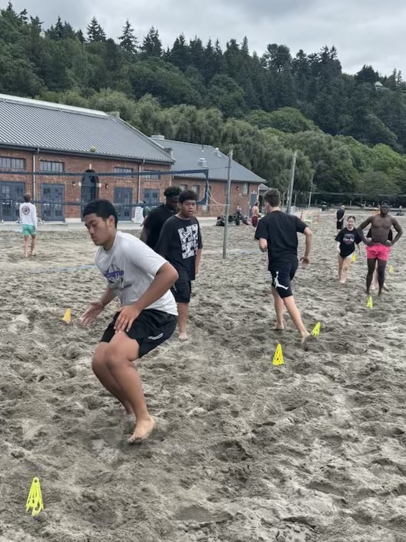 FosterHSFB's tweet image. Awesome job to the Bulldogs that pulled up to the optional Sand Workout 🏖️ !!! Already looking forward to the next session! Thanks to Coach @1ttime for leading and hosting!!!