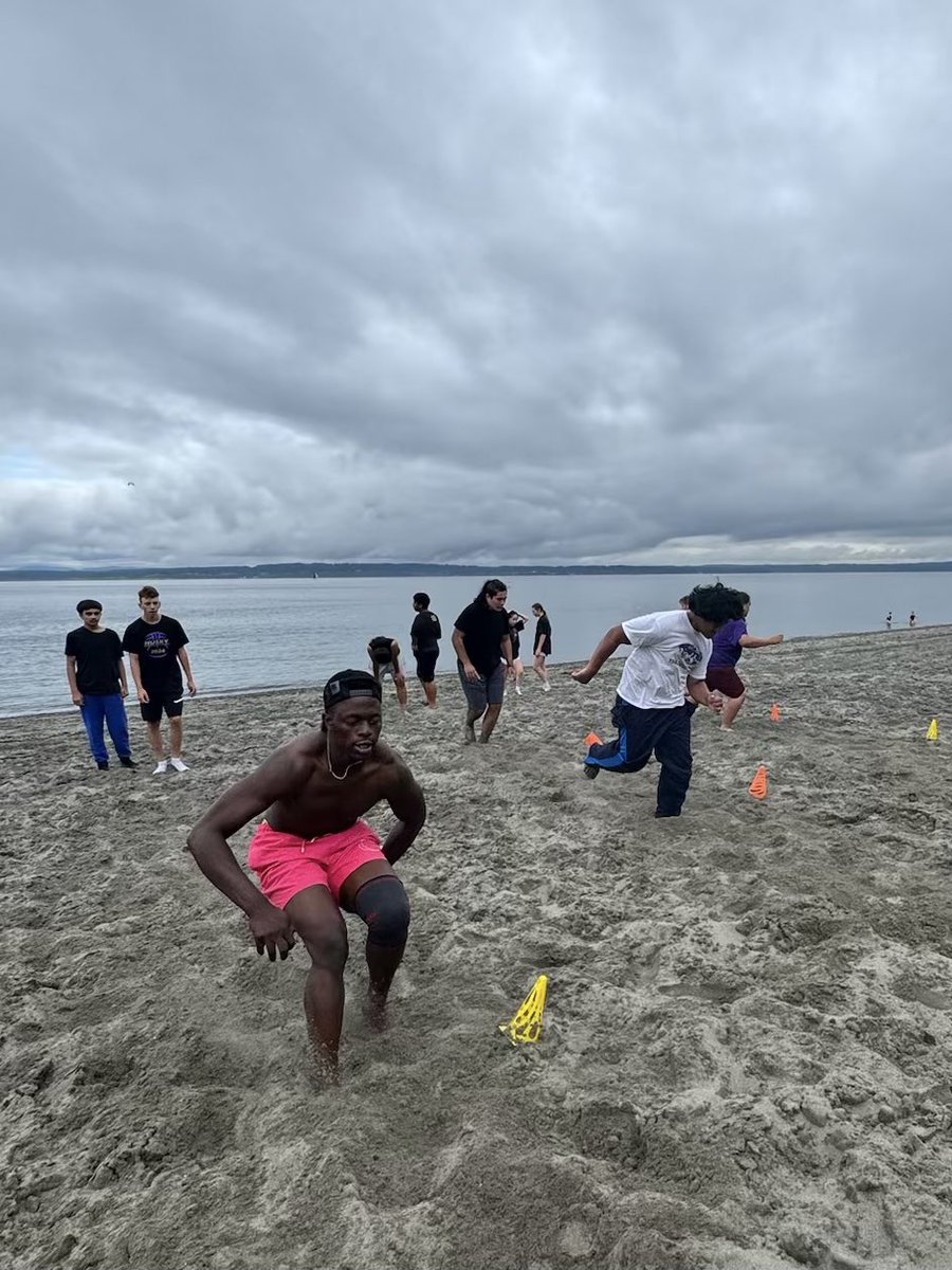 FosterHSFB's tweet image. Awesome job to the Bulldogs that pulled up to the optional Sand Workout 🏖️ !!! Already looking forward to the next session! Thanks to Coach @1ttime for leading and hosting!!!