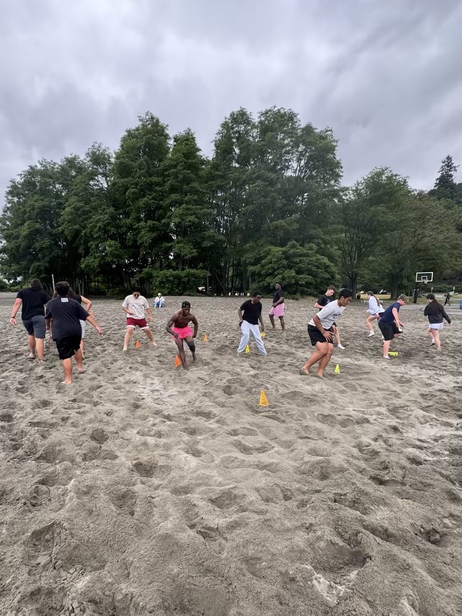 FosterHSFB's tweet image. Awesome job to the Bulldogs that pulled up to the optional Sand Workout 🏖️ !!! Already looking forward to the next session! Thanks to Coach @1ttime for leading and hosting!!!