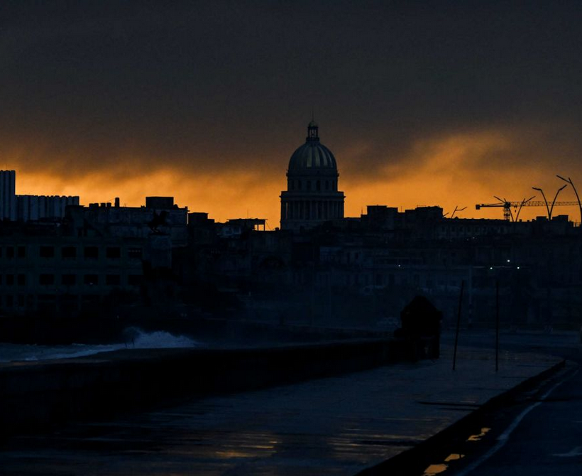 🕯️🇨🇺 NO HAY "APAGONES DESIGUALES"… PERO CUBA SE APAGA ENTERA. EL CUENTO OFICIAL FRENTE A LA OSCURIDAD REAL.

🔌 La Empresa Eléctrica de #LaHabana desmintió un audio viral que afirmaba un aumento desigual de los apagones por bloques, calificándolo de falso y manipulador. Aseguró