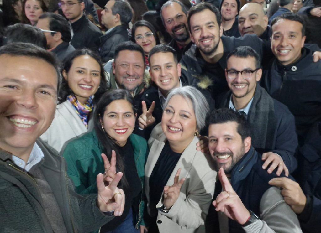 Hoy comienza un nuevo camino, en unidad. Las fuerzas progresistas y de izquierdas nos pusimos de acuerdo y fuimos a primaria, y desde hoy mismo estaremos apoyando con mucha fuerza a <a href="/jeannette_jara/">Jeannette Jara Román</a> 💪🏽
Vamos con todo!