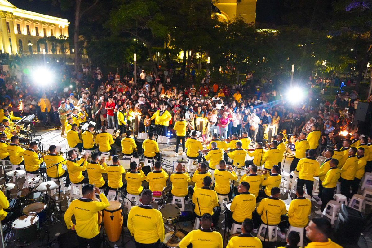 Esta noche, el Centro Histórico de San Salvador vibra con música y armonía. La orquesta de <a href="/PenalesSV/">PenalesSV</a> llena el corazón de la ciudad.