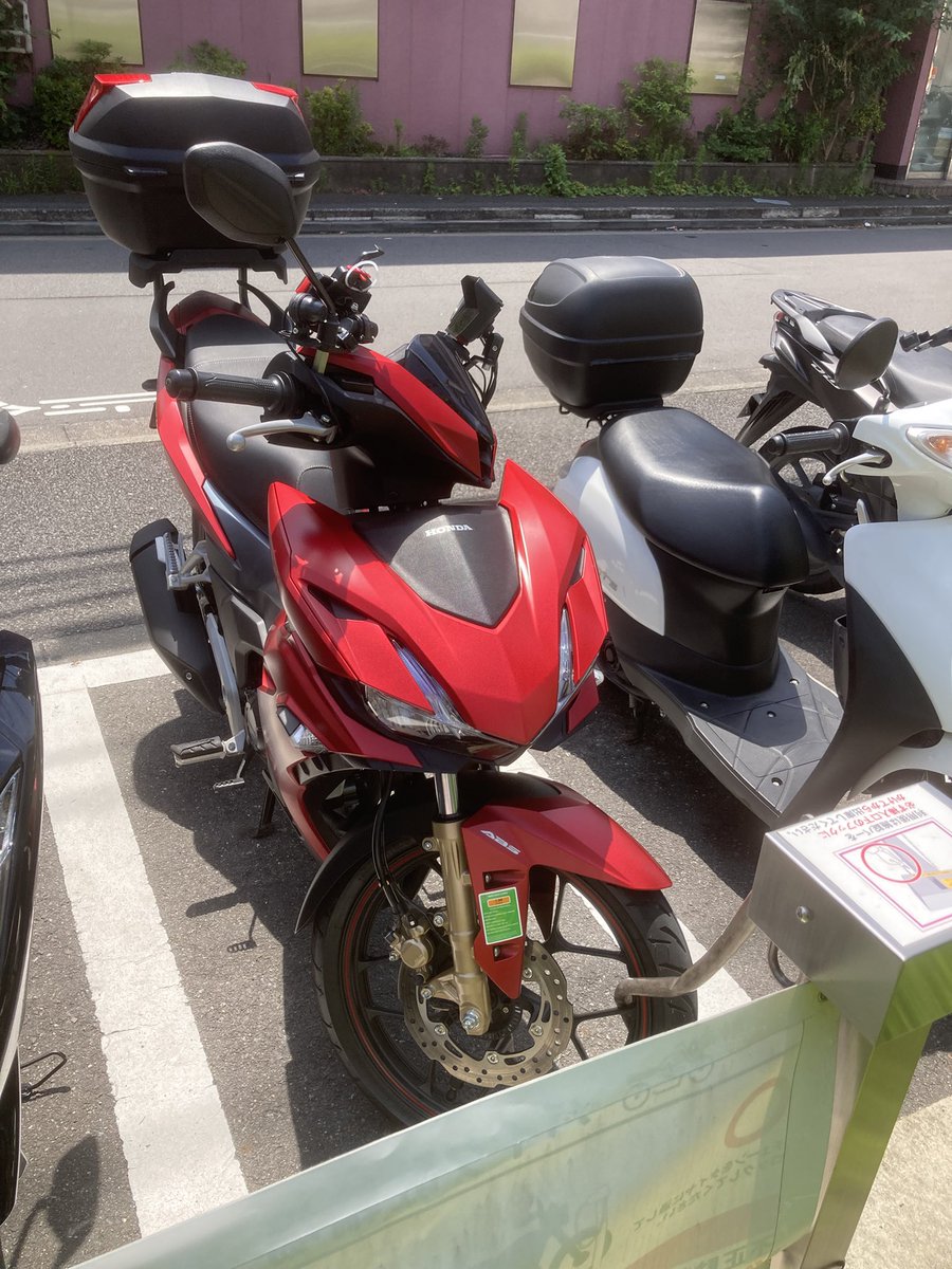 cub_mon's tweet image. Winner-Xで初めて有料道路走ってみた。80km以下なので左レーンキープですが(笑)
現場近くの駐車場発見。200円は安い。
近隣の他の駐車場は125cc以下ルールでも無法地帯化してます(笑)