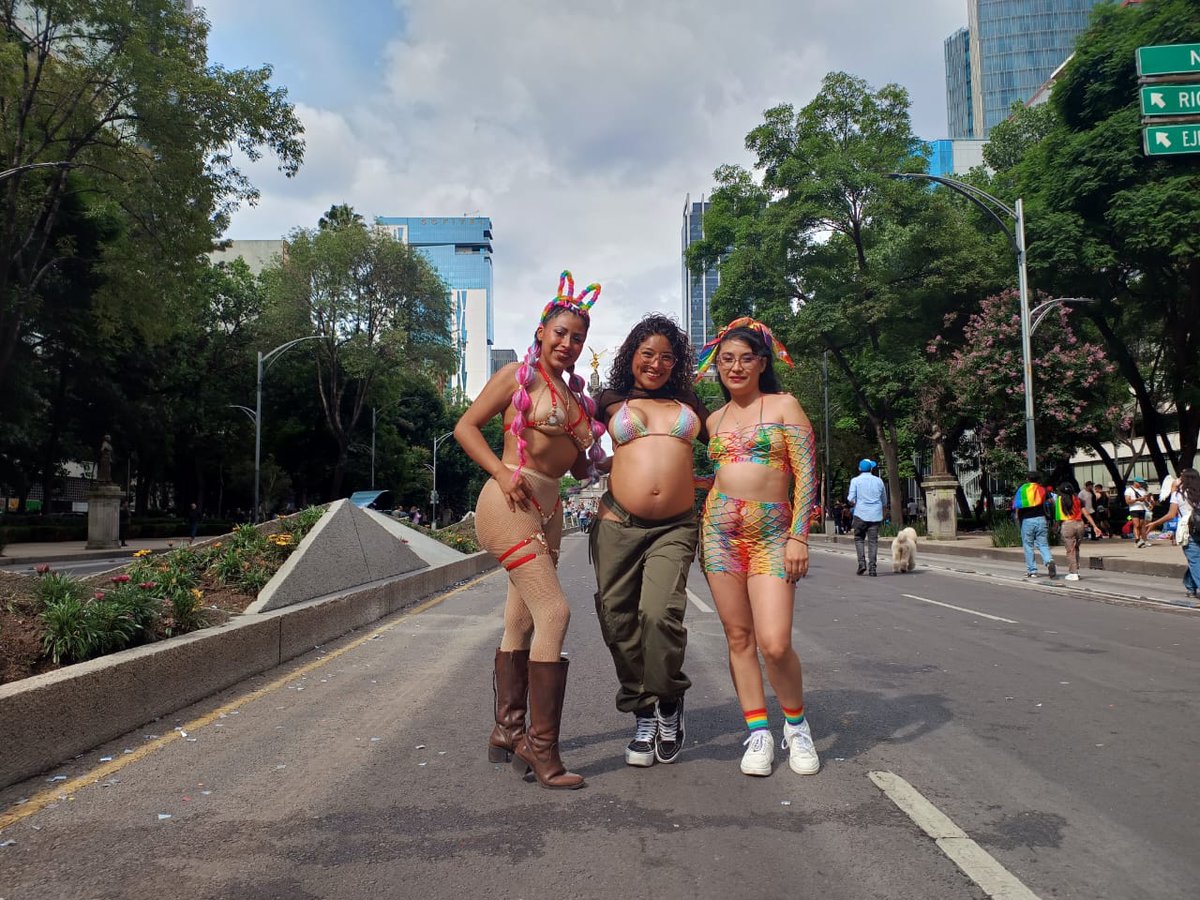 Ayer en el #pride 
Me encantó verlos 🔥🥰
<a href="/SamanthaGSQ/">Samantha Rose</a>  <a href="/atenea_guzman2/">Atenea Guzmán 2.0</a>
@joey_moises