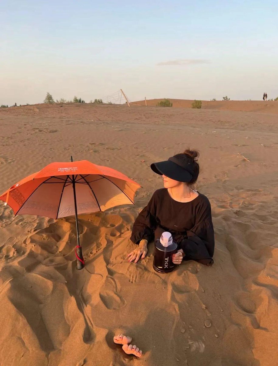 In the height of summer, Turpan’s surface temperature heats up to over 80°C, perfect for sand therapy. This unique local treatment involves burying parts of the body in hot sand, using the sun’s heat to ease joint pain and draw out internal dampness. Visit Turpan to enjoy the desert views and stay for the natural “open-air sauna”!
