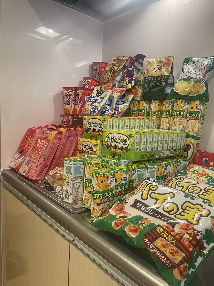 1995yuuki0409's tweet photo. 📦🍭【お菓子大量買い報告】🍫🧁
昨日の夜に社長と一緒にスタッフへお菓子を大量購入🍬✨

「みんな笑顔になるかな」と思いたぶん2週間以内に消えます🤤笑

お菓子ってなんでこんなに幸せになれるんでしょうね！

早速スタッフさんが取りに来てくれてますp(^_^)q https://t.co/lgN8ERHauT