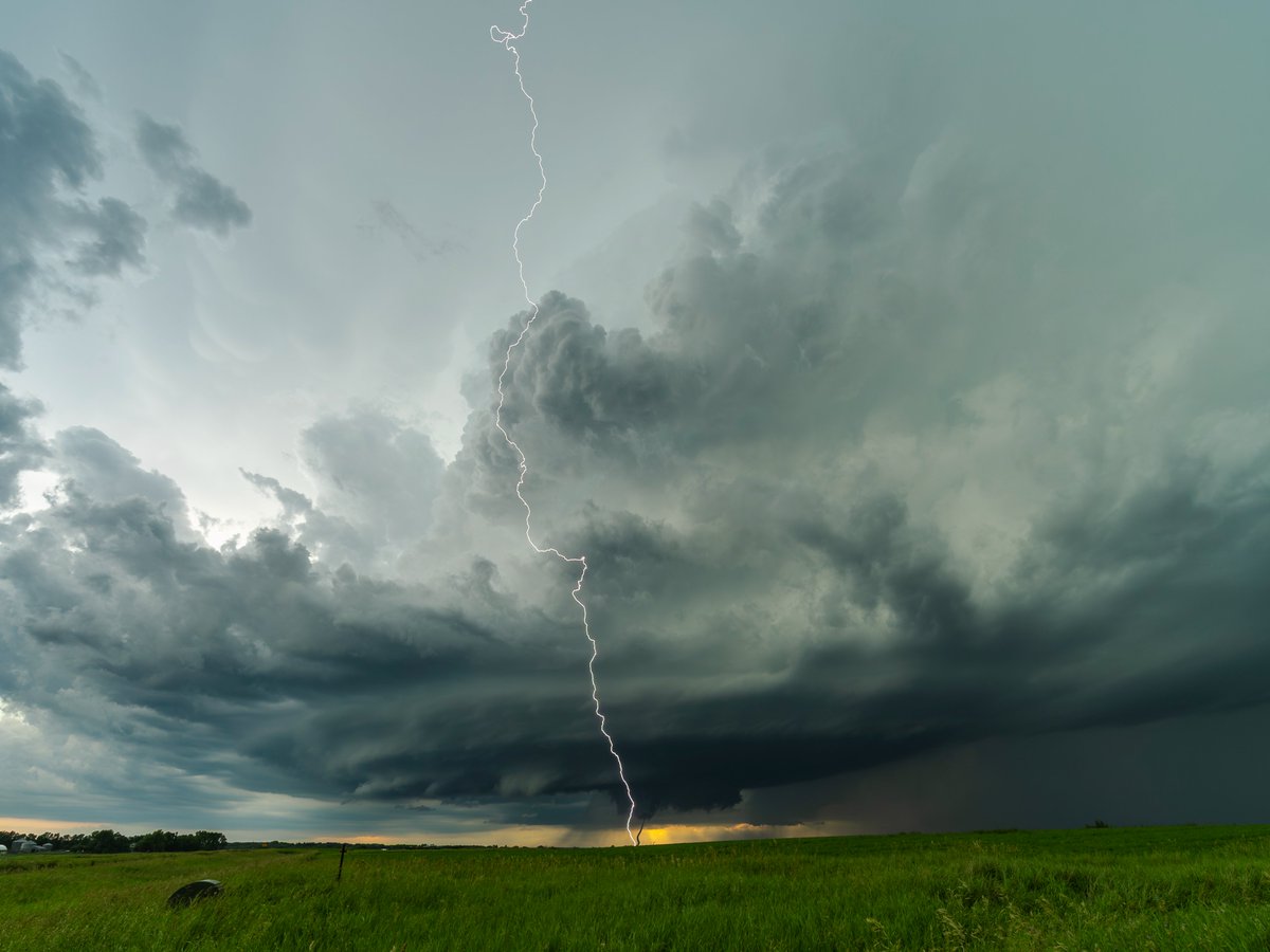 ogarrah5's tweet photo. Oh my goodness gracious. Some rough edits I just whipped up from yesterday... truly a dream day. Can't wait to put more time into these photos and bring the timelapses I filmed together! #sdwx #mnwx #tornado https://t.co/qA9nokfkPV