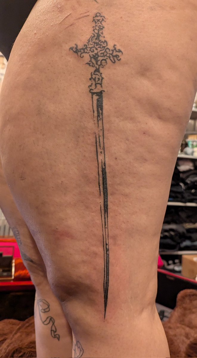 omeomaia's tweet photo. just did this tat on my friend #stickandpoke #bookme #letmesitonthefloorandtattooyou https://t.co/FdJueUGqmf