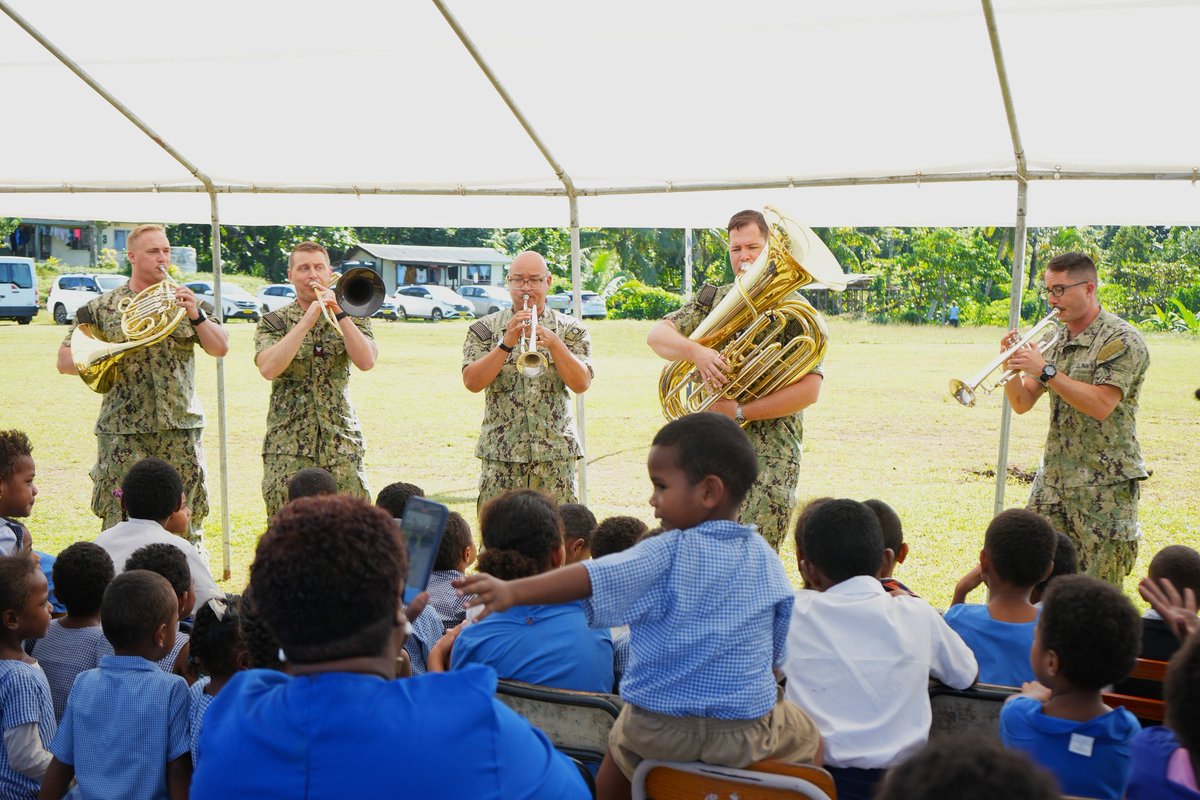 🇺🇸🏗️🇫🇯 Deputy Chief of Mission John Degory and #PacificPartnership25 Mission Commander Captain Mark B. Stefanik joined students, teachers, and community leaders for a ribbon-cutting ceremony at Waiqanake District School to celebrate the completion of classroom and library
