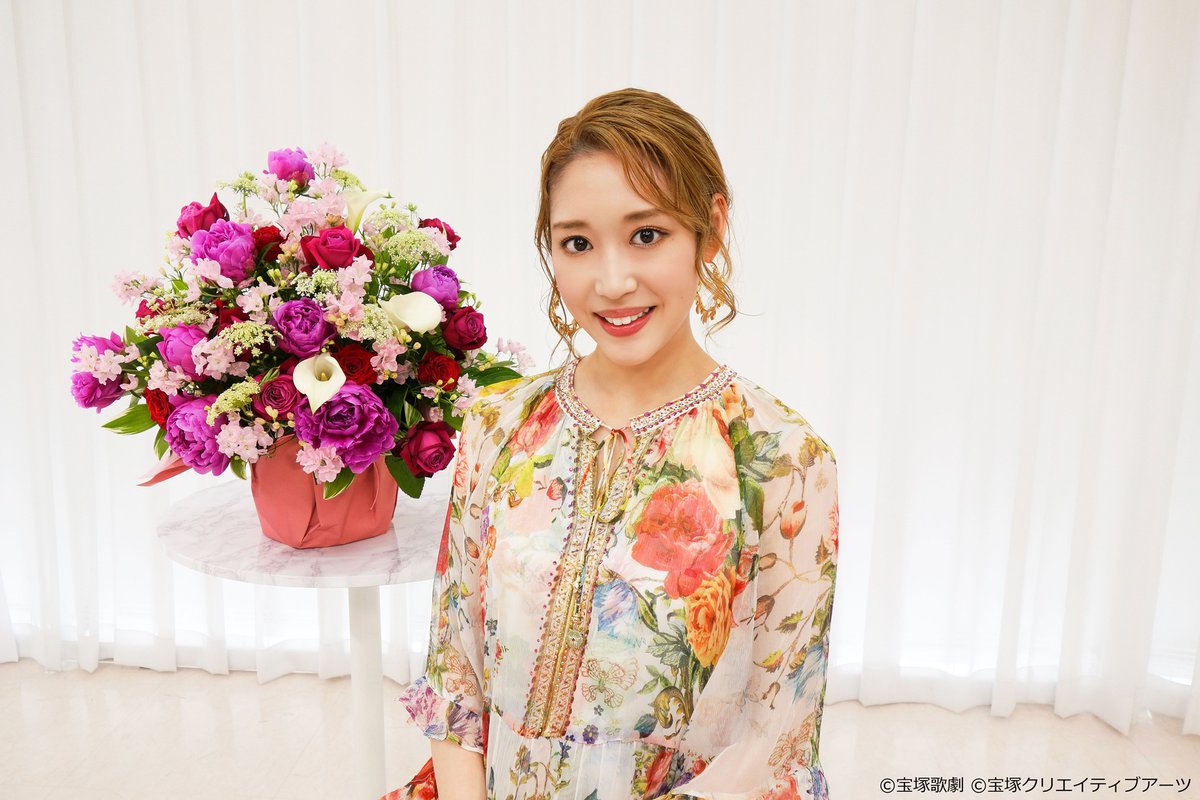 skystage_info's tweet photo. 【スター・ロングインタビュー#85 天紫珠李】
各組スターがこれまでの舞台を振り返って、その時の想い、エピソード、宝塚への想いをたっぷりと語る番組。今回は月組・天紫珠李が登場します。
初回放送は本日7月1日(火)21:00からです。お見逃しなく！ https://t.co/56l29QPkfX