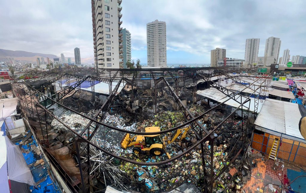 Se desplegaron múltiples instituciones y autoridades quienes en terreno verificaron las problemáticas existentes y lo destructivo de este lamentable incendio en plena zona urbana y comercial. #Iquique #150años ->