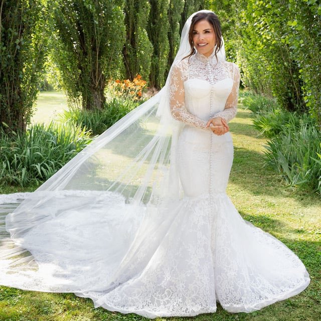 jasminevdon's tweet image. billions of dollars and still wearing the Amazon Basics Wedding Dress Womens White Bridal Evening Special Occasion Gown S M L XL
