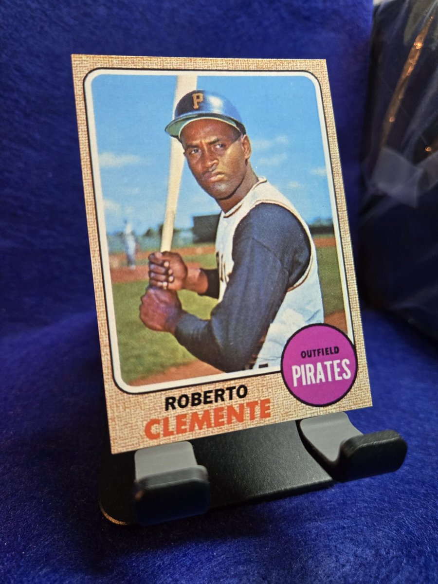 roselleavenue's tweet image. I've shown this digital mockup before, but here's a reprinted original 1968 Roberto Clemente in physical form with "Roberto" instead of Bob. I'm just thrilled with the way it came out. Reprints are tricky when it comes to resolution and color, but this one really evokes memoriesβ¦