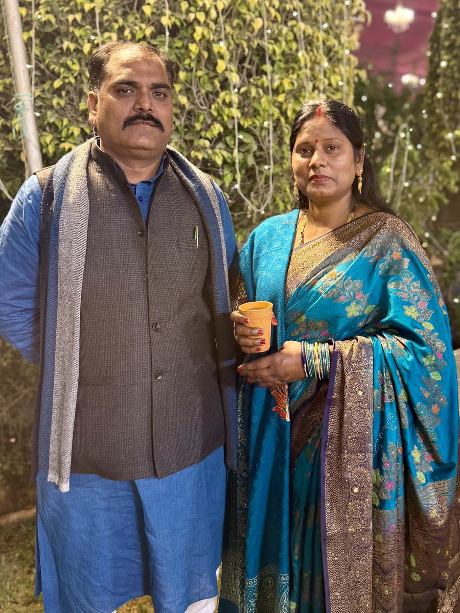 आज हम दोनों की शादी सालगिरह है, आज हम दोनों के जीवन का बहुत ही खास दिन है, वर्षों पुराना रिश्ता केवल समय की माप नहीं बल्कि हर उस लम्हे का संगम है जिसमें प्रेम, विश्वास, सहयोग और तकरार सबने मिलकर हमारे रिश्तों को और मजबूती दी, आप सभी का आशीर्वाद बना रहे 🙏💕 #marringanniversary