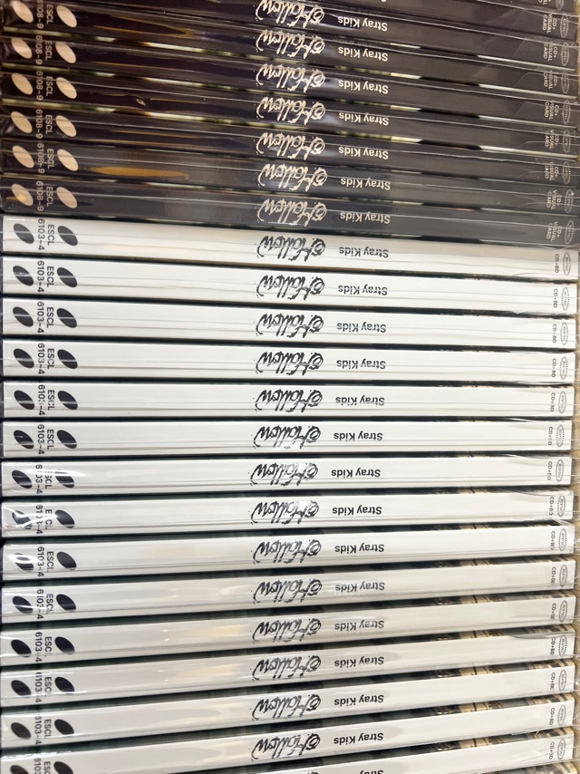 【#StrayKids 】
速報！！！！！
ご好評につきお品切れしておりました
『#Hollow』 ですが、
初回A、期間生産限定盤のみ
ごくわずかですが本日再入荷いたしました！
少量のため、お品切れの場合はご了承ください。
おひとり様、形態合わせて5点までと
させていただきます。